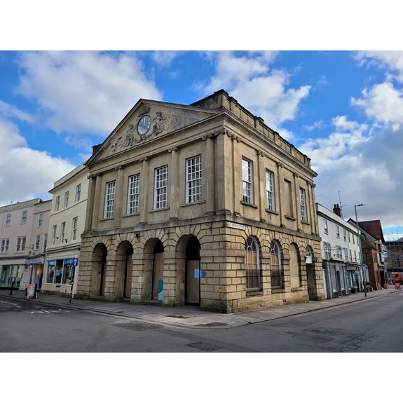 UNDER OFFER 1 Wine Street, Devizes, Wiltshire, SN10 1AP